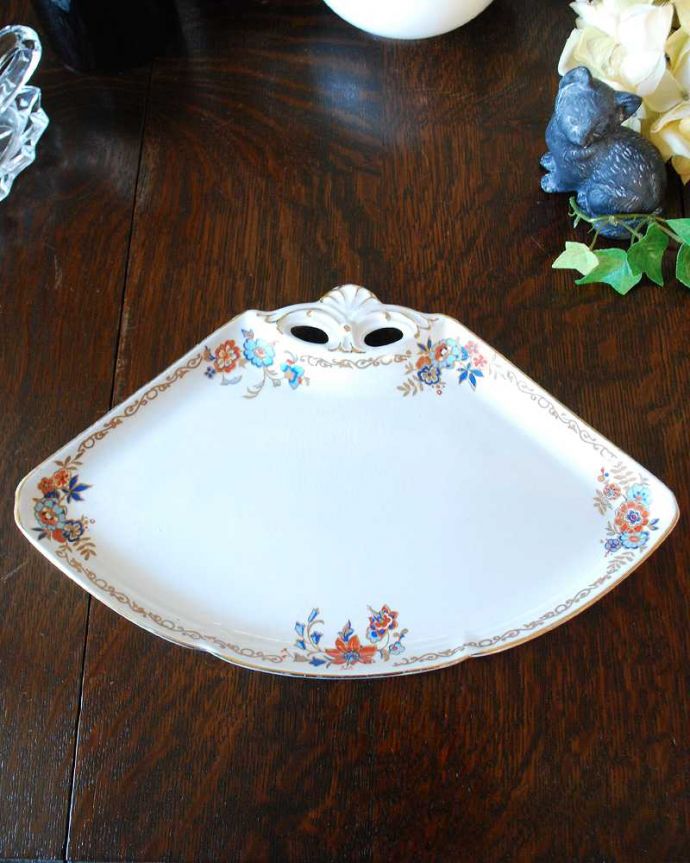 アンティーク 陶磁器の雑貨　アンティーク雑貨　イギリスで見つけたお宝、バーレイ社のアンティークプレート（1920ｓ）。アンティークなので多少のキズ・汚れがある場合があります。(k-2271-z)