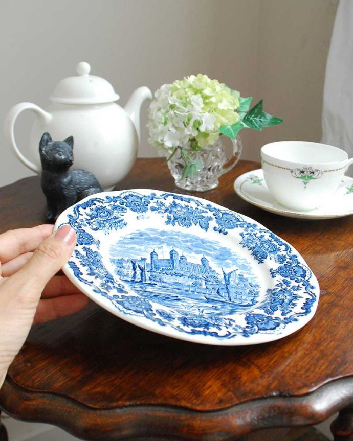 アンティーク 陶磁器の雑貨　アンティーク雑貨　イギリス輸入のアンティークプレート（ディッシュ）ROYAL HOMES OF BRITAIN。棚に飾ってもいいですし、普段使いにもピッタリ！。(k-2288-z)