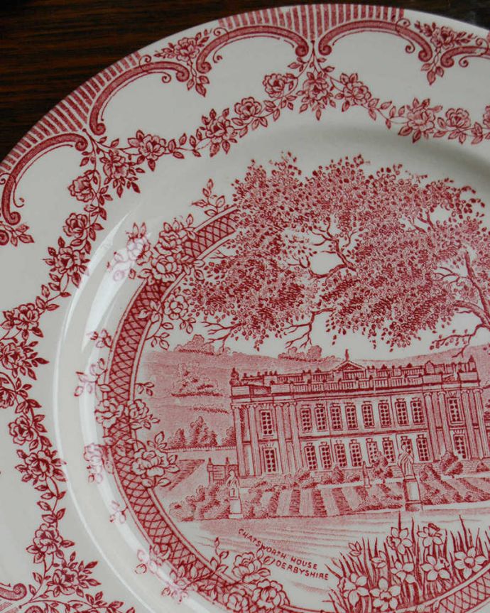 アンティーク 陶磁器の雑貨　アンティーク雑貨　イギリス輸入の風景画がプリントされたアンティークプレート（赤・ディッシュ）。優しい色使いです。(k-2290-z)