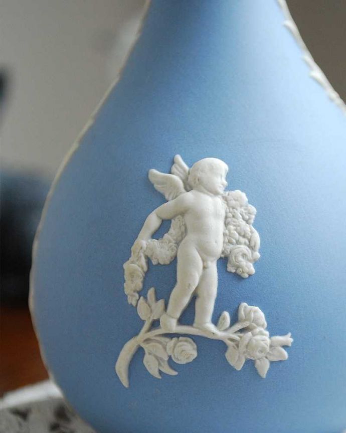アンティーク 陶磁器の雑貨　アンティーク雑貨　ブルーのアンティークジャスパーウェア、Wedgwoodの１輪挿し。ギリシャ神話などをモチーフにした図柄の模様が特徴です。(k-2293-z)
