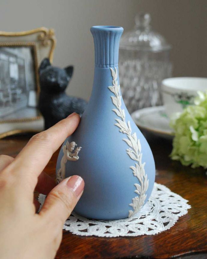 アンティーク 陶磁器の雑貨　アンティーク雑貨　ブルーのアンティークジャスパーウェア、Wedgwoodの１輪挿し。アンティークのため、汚れ・傷がある場合がありますが、使用上問題はありませんので、ご了承下さい。(k-2293-z)