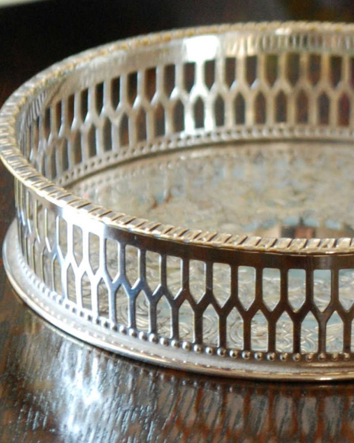 アンティーク 真鍮の雑貨　アンティーク雑貨　英国の銀アイテム、アンティークシルバーのワインボトルコースター。繊細で美しい装飾がたっぷり入っています。(k-2314-z)