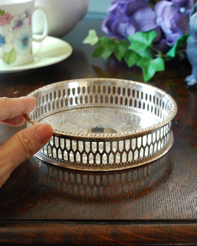 アンティーク 真鍮の雑貨　アンティーク雑貨　英国の銀アイテム、アンティークシルバーのワインボトルコースター。置くだけで優雅で特別なテーブルコーディネートが完成です！。(k-2314-z)