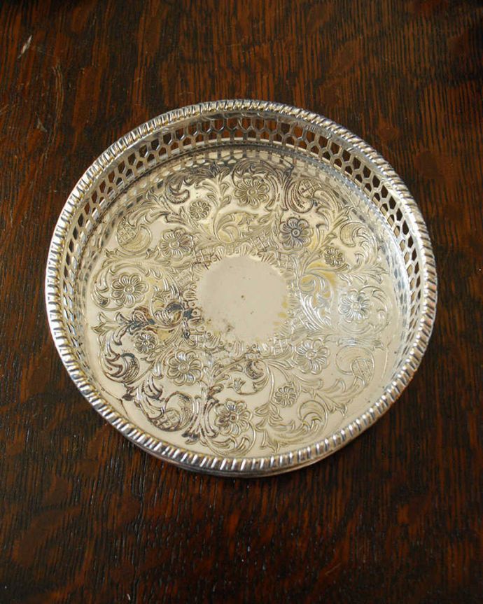 アンティーク 真鍮の雑貨　アンティーク雑貨　英国の銀アイテム、アンティークシルバーのワインボトルコースター。アンティークなので多少のキズ・汚れがある場合があります。(k-2314-z)