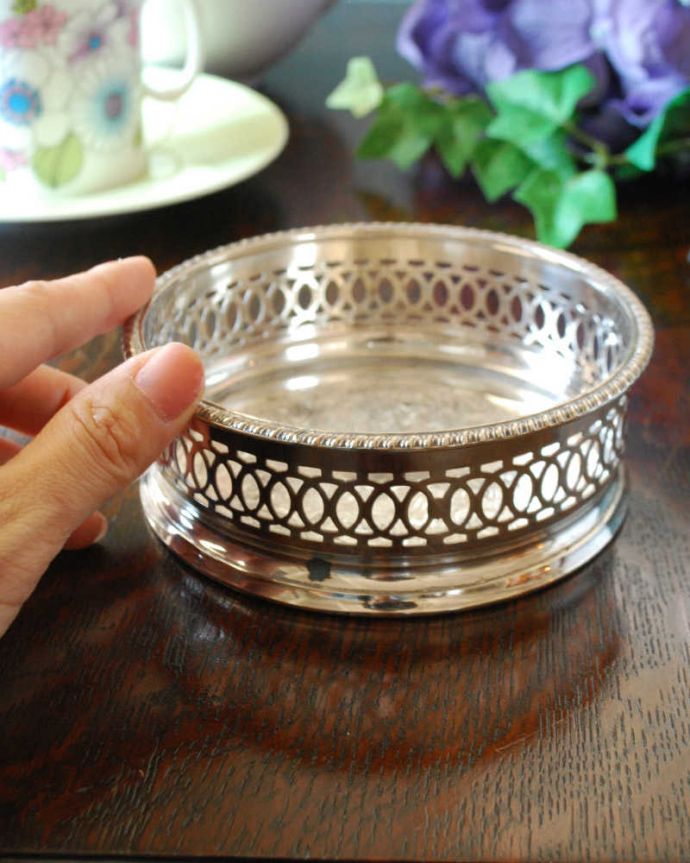 アンティーク 真鍮の雑貨 アンティーク雑貨 英国の銀雑貨、アンティークシルバーのシルバーベース(ワインコースター)。置くだけで優雅で特別なテーブルコーディネートが完成です!。(k-2315-z)