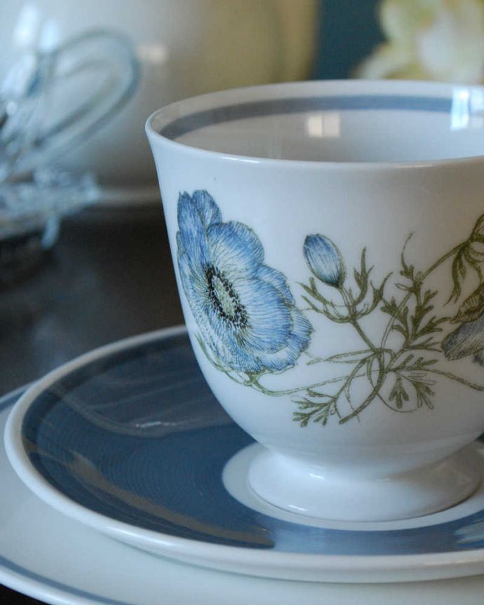 スージークーパー　アンティーク雑貨　イギリスのアンティーク雑貨、スージークーパー（グレンミスト）のトリオ。飾って使って楽しむ小さなアンティークケシの花がデザインされています。(k-2316-z)