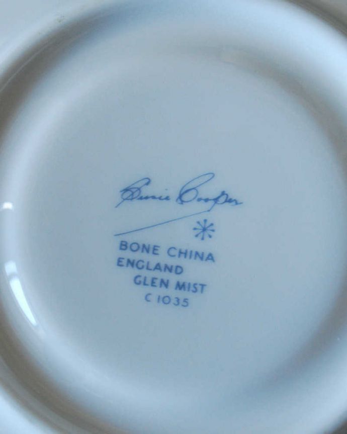 スージークーパー　アンティーク雑貨　イギリスのアンティーク雑貨、スージークーパー（グレンミスト）のトリオ。裏側には品質の証ひっくり返して見ると、こんな感じのバックスタンプを見つけることが出来ます。(k-2316-z)