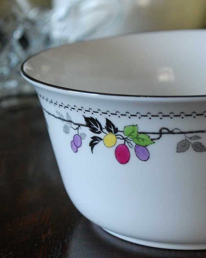 シェ―リー窯　アンティーク雑貨　可愛い木の実模様のアンティーク　シェリー(Shelley)のシュガーボウル。カラフルな色使いがモダンなデザインです。(k-2318-z)