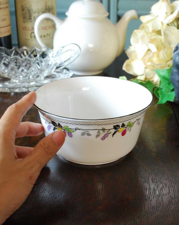 シェ―リー窯　アンティーク雑貨　可愛い木の実模様のアンティーク　シェリー(Shelley)のシュガーボウル。食卓の普段使いにもピッタリ！。(k-2318-z)