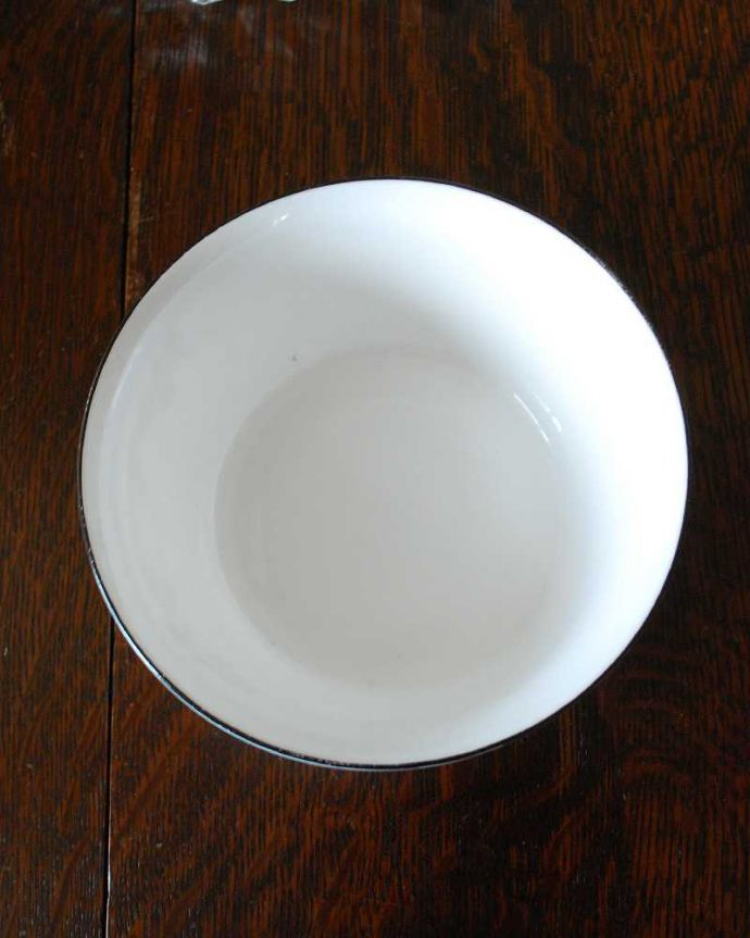 シェ―リー窯　アンティーク雑貨　可愛い木の実模様のアンティーク　シェリー(Shelley)のシュガーボウル。アンティークなので多少のキズ・汚れがある場合があります。(k-2318-z)