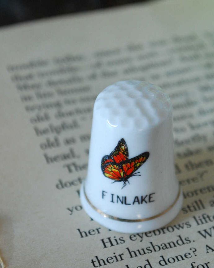 アンティーク 陶磁器の雑貨　アンティーク雑貨　蝶がデザインされたボーンチャイナのアンティークシンブル。女性のためのアンティーク一針一針、縫うために指にはめて使われたシンブル。(k-2328-z)