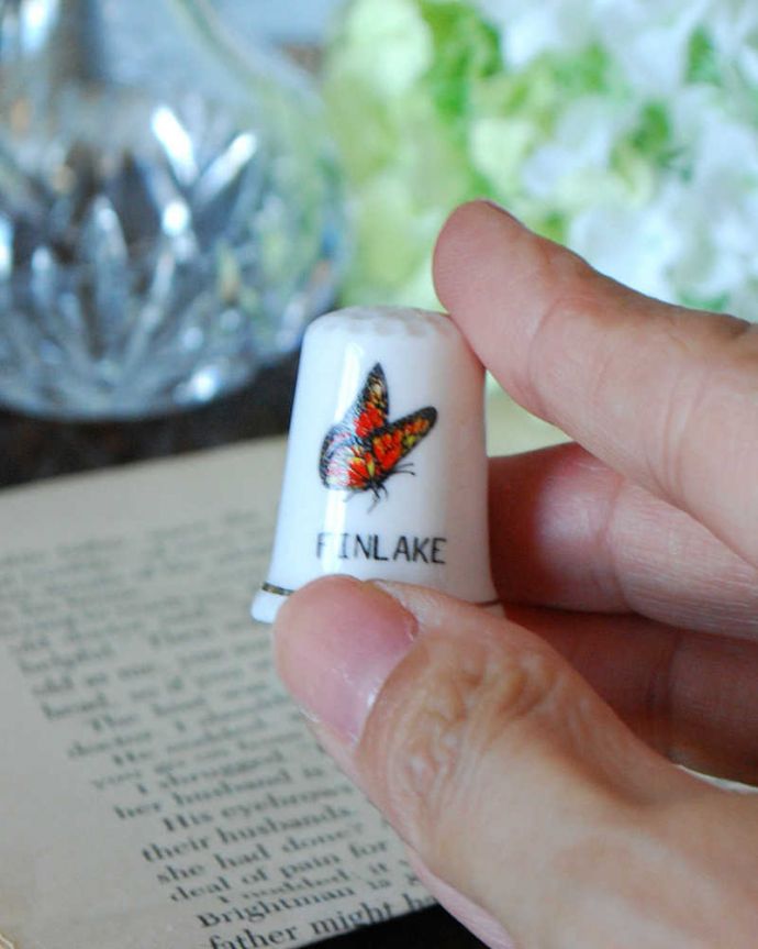 アンティーク 陶磁器の雑貨　アンティーク雑貨　蝶がデザインされたボーンチャイナのアンティークシンブル。コレクションしたくなる可愛らしさコロンと小さいので、並べてコレクションしたくなる気持ちも分かります。(k-2328-z)