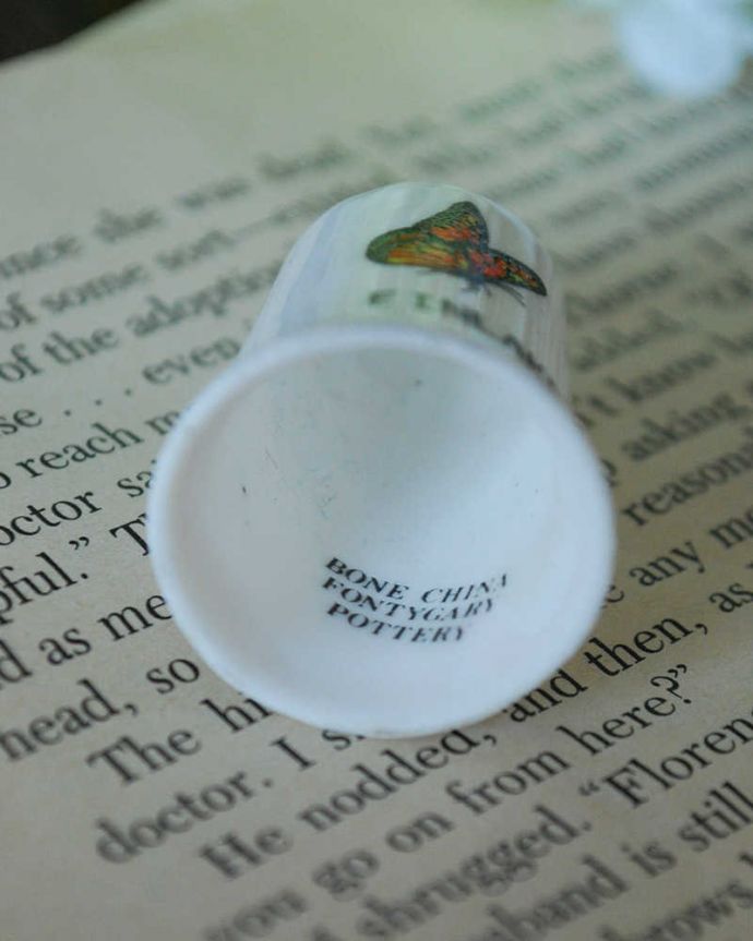 アンティーク 陶磁器の雑貨　アンティーク雑貨　蝶がデザインされたボーンチャイナのアンティークシンブル。キレイなものだけを買い付けていますアンティークは新品ではなので多少のキズ・汚れがある場合がありますが、キレイなものしか買い付けていませんのでご安心下さい。(k-2328-z)