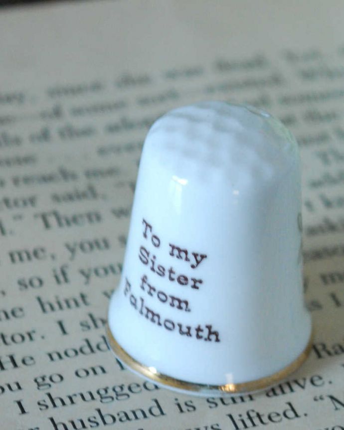 アンティーク 陶磁器の雑貨 アンティーク雑貨 イギリスからのアンティークシンブル(青と黄の花)。女性のためのアンティーク一針一針、縫うために指にはめて使われたシンブル。(k-2330-z)