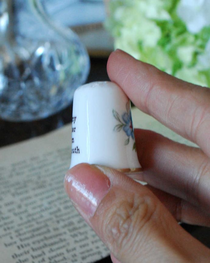 アンティーク 陶磁器の雑貨 アンティーク雑貨 イギリスからのアンティークシンブル(青と黄の花)。コレクションしたくなる可愛らしさコロンと小さいので、並べてコレクションしたくなる気持ちも分かります。(k-2330-z)