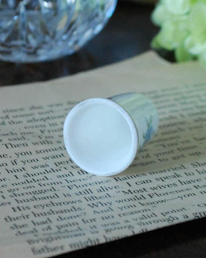 アンティーク 陶磁器の雑貨 アンティーク雑貨 イギリスからのアンティークシンブル(青と黄の花)。キレイなものだけを買い付けていますアンティークは新品ではなので多少のキズ・汚れがある場合がありますが、キレイなものしか買い付けていませんのでご安心下さい。(k-2330-z)