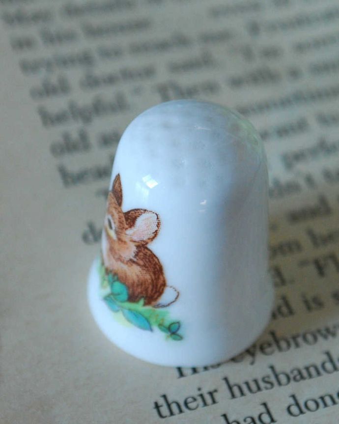 アンティーク 陶磁器の雑貨 アンティーク雑貨 ボーンチャイナのアンティークシンブル(鳥&うさぎ)。女性のためのアンティーク一針一針、縫うために指にはめて使われたシンブル。(k-2334-z)