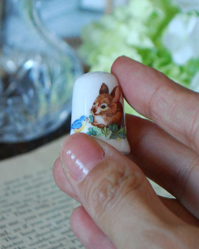 アンティーク 陶磁器の雑貨 アンティーク雑貨 ボーンチャイナのアンティークシンブル(鳥&うさぎ)。コレクションしたくなる可愛らしさコロンと小さいので、並べてコレクションしたくなる気持ちも分かります。(k-2334-z)