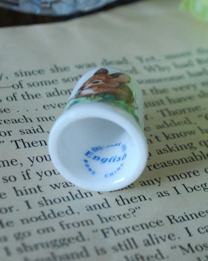 アンティーク 陶磁器の雑貨 アンティーク雑貨 ボーンチャイナのアンティークシンブル(鳥&うさぎ)。キレイなものだけを買い付けていますアンティークは新品ではなので多少のキズ・汚れがある場合がありますが、キレイなものしか買い付けていませんのでご安心下さい。(k-2334-z)