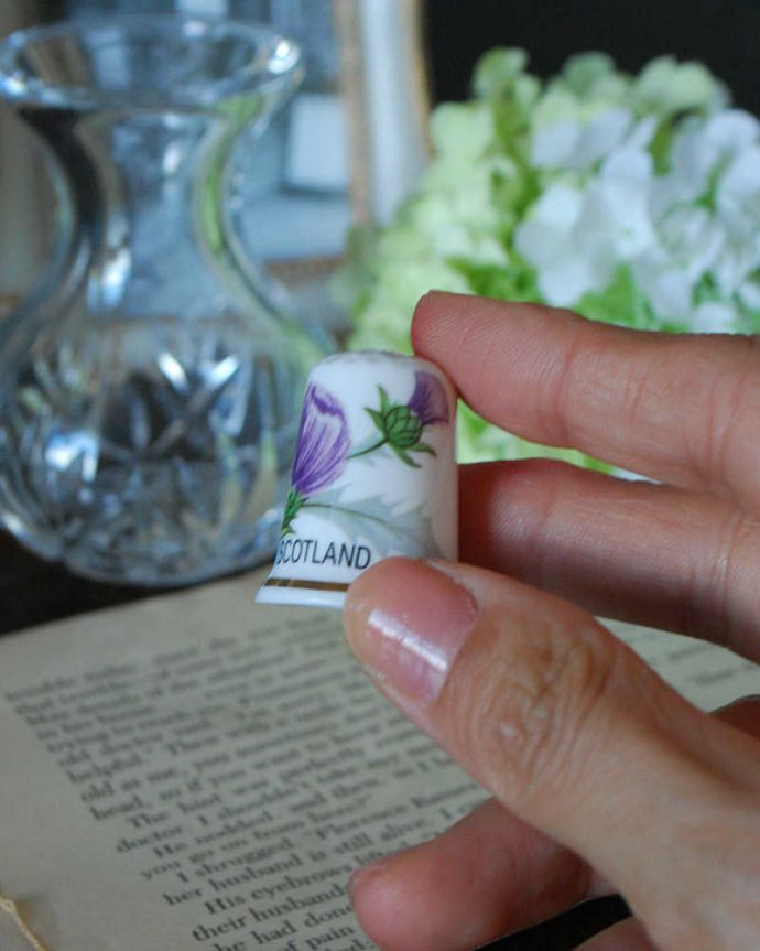 アンティーク 陶磁器の雑貨　アンティーク雑貨　真っ白なボーンチャイナのアンティークシンブル（スコットランド）。コレクションしたくなる可愛らしさコロンと小さいので、並べてコレクションしたくなる気持ちも分かります。(k-2336-z)