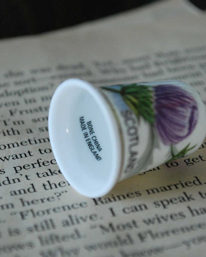 アンティーク 陶磁器の雑貨　アンティーク雑貨　真っ白なボーンチャイナのアンティークシンブル（スコットランド）。キレイなものだけを買い付けていますアンティークは新品ではなので多少のキズ・汚れがある場合がありますが、キレイなものしか買い付けていませんのでご安心下さい。(k-2336-z)