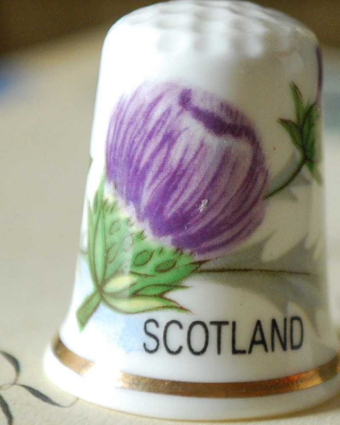 アンティーク 陶磁器の雑貨　アンティーク雑貨　真っ白なボーンチャイナのアンティークシンブル（スコットランド）。女性のためのアンティーク一針一針、縫うために指にはめて使われたシンブル。(k-2336-z)