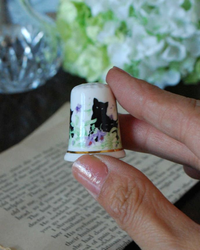 アンティーク 陶磁器の雑貨 アンティーク雑貨 真っ白なボーンチャイナのアンティークシンブル(黒猫)。コレクションしたくなる可愛らしさコロンと小さいので、並べてコレクションしたくなる気持ちも分かります。(k-2337-z)