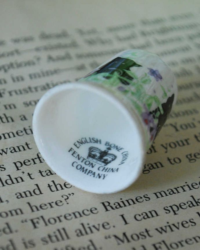 アンティーク 陶磁器の雑貨 アンティーク雑貨 真っ白なボーンチャイナのアンティークシンブル(黒猫)。キレイなものだけを買い付けていますアンティークは新品ではなので多少のキズ・汚れがある場合がありますが、キレイなものしか買い付けていませんのでご安心下さい。(k-2337-z)