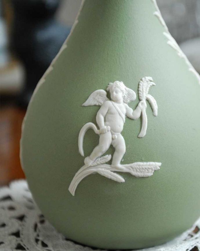 アンティーク 陶磁器の雑貨　アンティーク雑貨　グリーンのアンティークジャスパーウェア、Wedgwoodの１輪挿し。ギリシャ神話などをモチーフにした図柄の模様が特徴です。(k-2341-z)