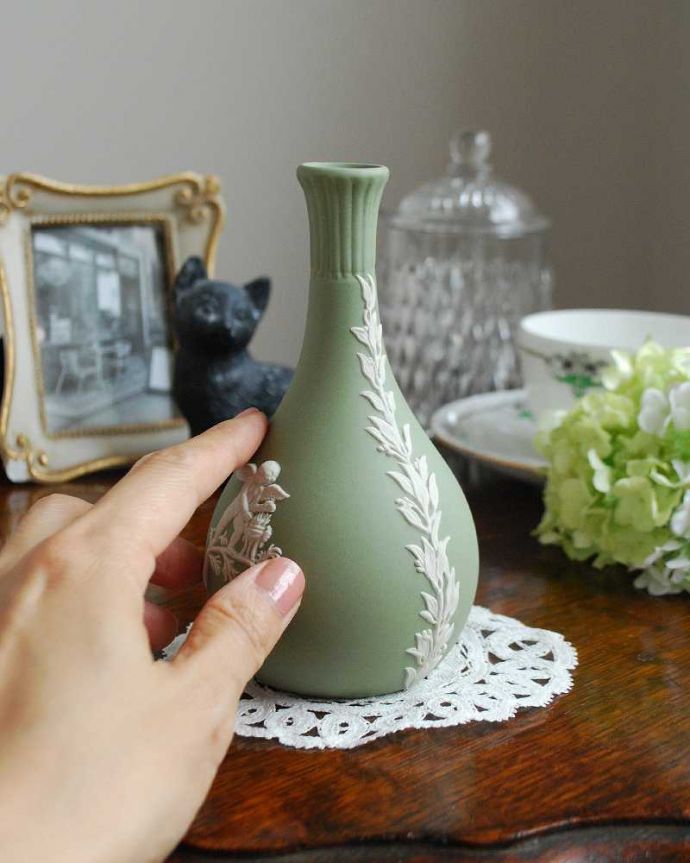 アンティーク 陶磁器の雑貨　アンティーク雑貨　グリーンのアンティークジャスパーウェア、Wedgwoodの１輪挿し。アンティークのため、汚れ・傷がある場合がありますが、使用上問題はありませんので、ご了承下さい。(k-2341-z)