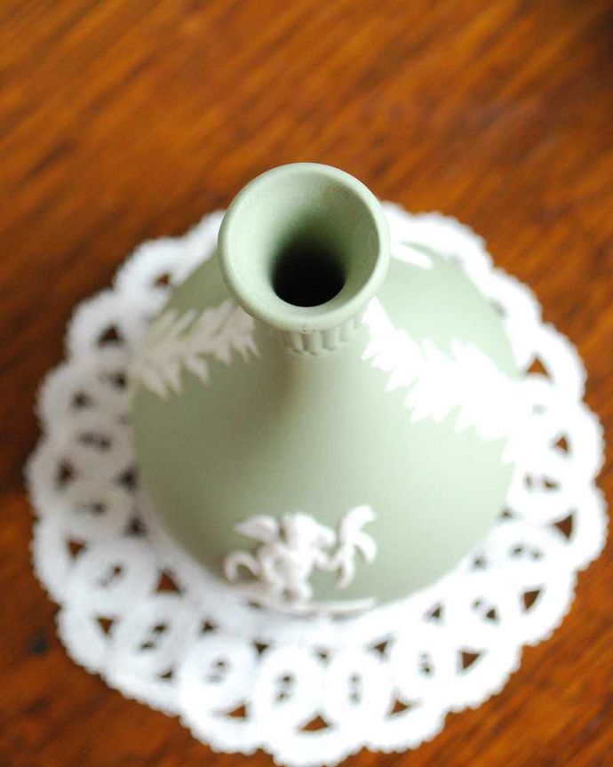 アンティーク 陶磁器の雑貨　アンティーク雑貨　グリーンのアンティークジャスパーウェア、Wedgwoodの１輪挿し。使い込むほどに光沢と風合いを増す二度楽しめる逸品です。(k-2341-z)