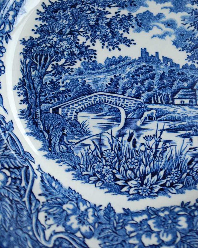 アンティーク 陶磁器の雑貨 アンティーク雑貨 イギリス輸入の風景画がプリントされたアンティークプレート(ディッシュ)。美しいブルーです。(k-2342-z)