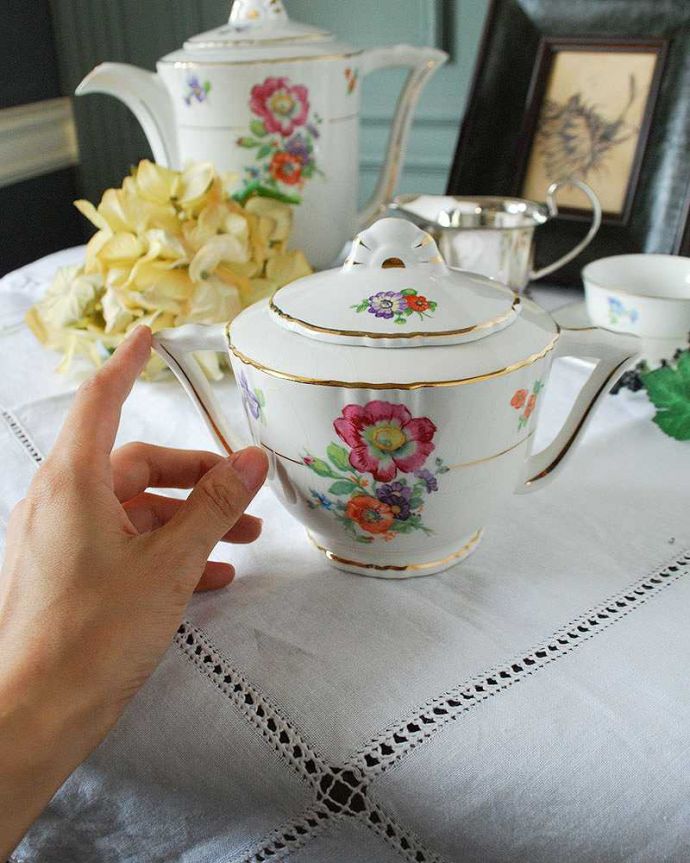 アンティーク 陶磁器の雑貨　アンティーク雑貨　鮮やかなお花が素敵なアンティークシュガーポット。普段使いにもピッタリ！。(k-2343-z)