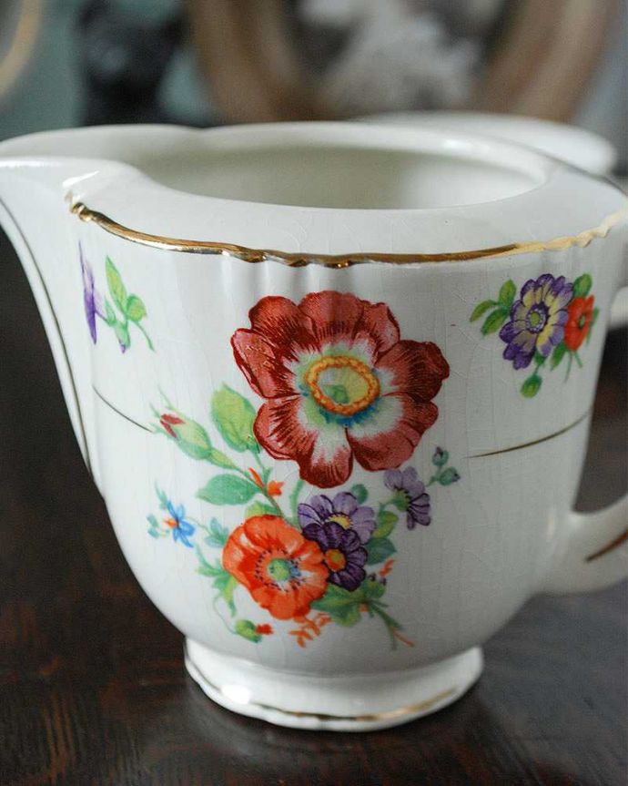 アンティーク 陶磁器の雑貨 アンティーク雑貨 鮮やかなお花が素敵なアンティークミルクポット。豊かな色使いで、テーブルを華やかに彩ります。(k-2344-z)