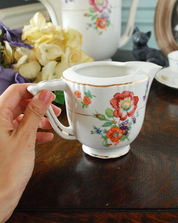アンティーク 陶磁器の雑貨 アンティーク雑貨 鮮やかなお花が素敵なアンティークミルクポット。フラワーベースにしても可愛いデザインです。(k-2344-z)