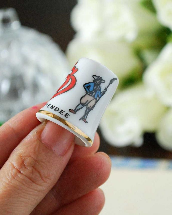 アンティーク 陶磁器の雑貨　アンティーク雑貨　フランスヴァンデ（VENDEE）のアンティークシンブル。コレクションしたくなる可愛らしさコロンと小さいので、並べてコレクションしたくなる気持ちも分かります。(k-2350-z)