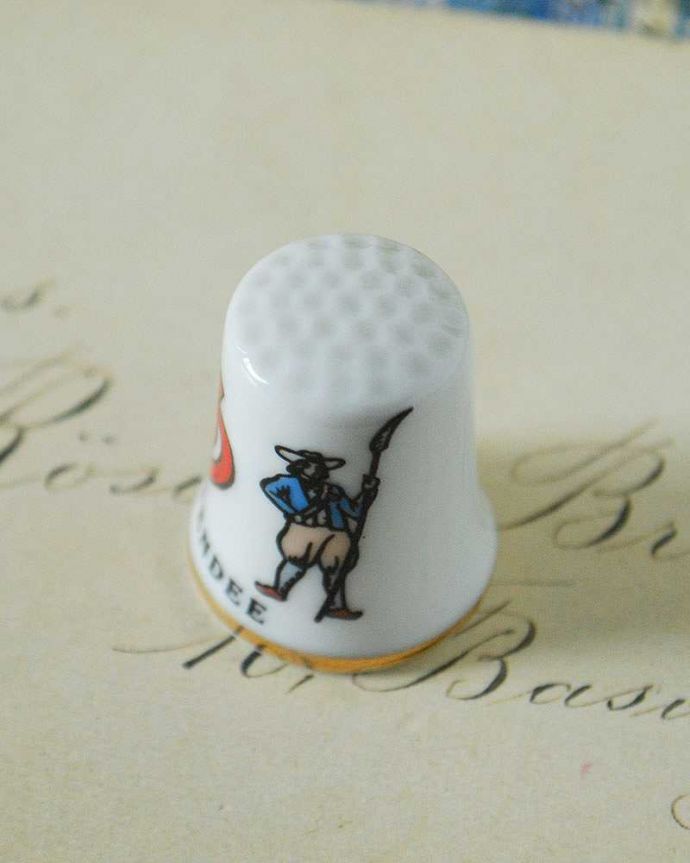 アンティーク 陶磁器の雑貨　アンティーク雑貨　フランスヴァンデ（VENDEE）のアンティークシンブル。女性のためのアンティーク一針一針、縫うために指にはめて使われたシンブル。(k-2350-z)