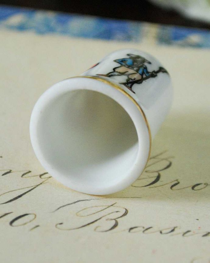 アンティーク 陶磁器の雑貨　アンティーク雑貨　フランスヴァンデ（VENDEE）のアンティークシンブル。キレイなものだけを買い付けていますアンティークは新品ではなので多少のキズ・汚れがある場合がありますが、キレイなものしか買い付けていませんのでご安心下さい。(k-2350-z)