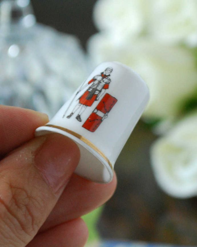 アンティーク 陶磁器の雑貨　アンティーク雑貨　ボーンチャイナのアンティークシンブル（赤い騎士と猪）。コレクションしたくなる可愛らしさコロンと小さいので、並べてコレクションしたくなる気持ちも分かります。(k-2352-z)