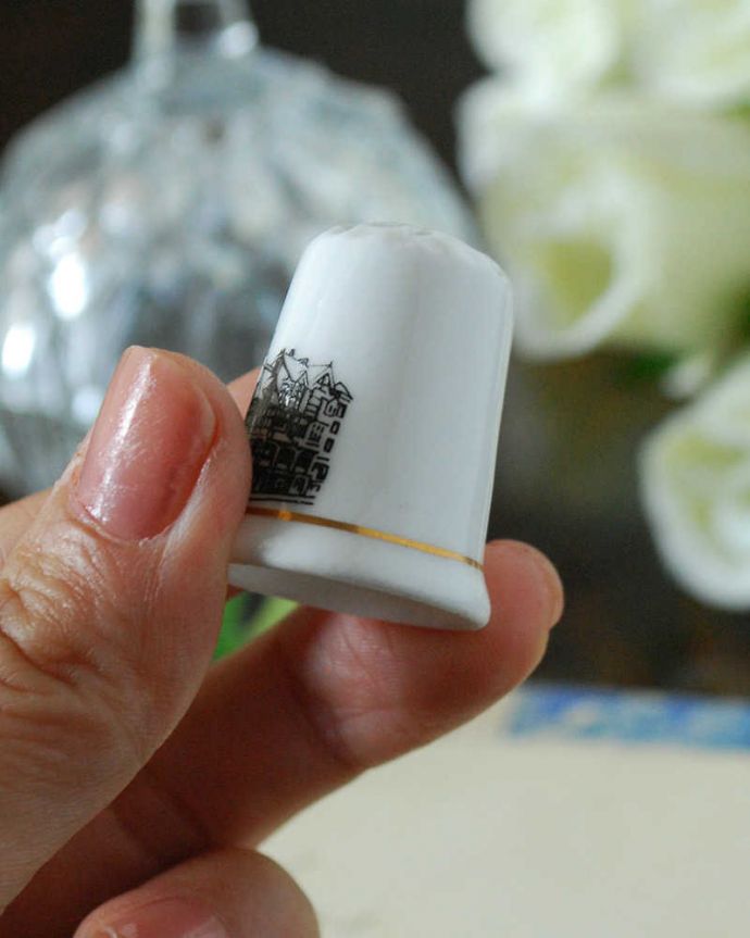 アンティーク 陶磁器の雑貨　アンティーク雑貨　ボーンチャイナのアンティークシンブル（chester）。コレクションしたくなる可愛らしさコロンと小さいので、並べてコレクションしたくなる気持ちも分かります。(k-2354-z)
