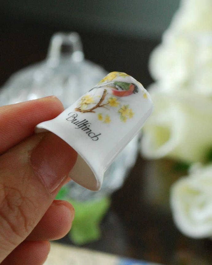 アンティーク 陶磁器の雑貨 アンティーク雑貨 ボーンチャイナのアンティークシンブル(Bullfincb 鳥と花)。コレクションしたくなる可愛らしさコロンと小さいので、並べてコレクションしたくなる気持ちも分かります。(k-2358-z)