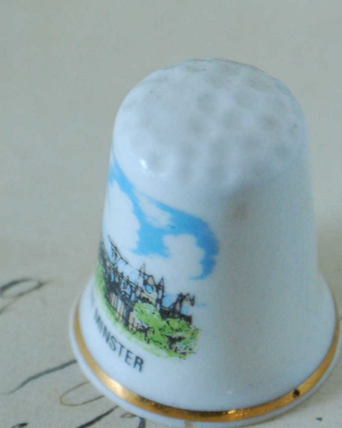 アンティーク 陶磁器の雑貨 アンティーク雑貨 ボーンチャイナのアンティークシンブル(BEVERLEY MINSTER)。女性のためのアンティーク一針一針、縫うために指にはめて使われたシンブル。(k-2361-z)