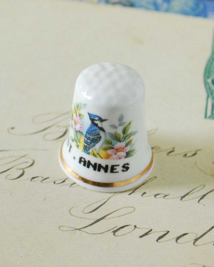 アンティーク 陶磁器の雑貨 アンティーク雑貨 ボーンチャイナのアンティークシンブル(ST.ANNES)。女性のためのアンティーク一針一針、縫うために指にはめて使われたシンブル。(k-2366-z)