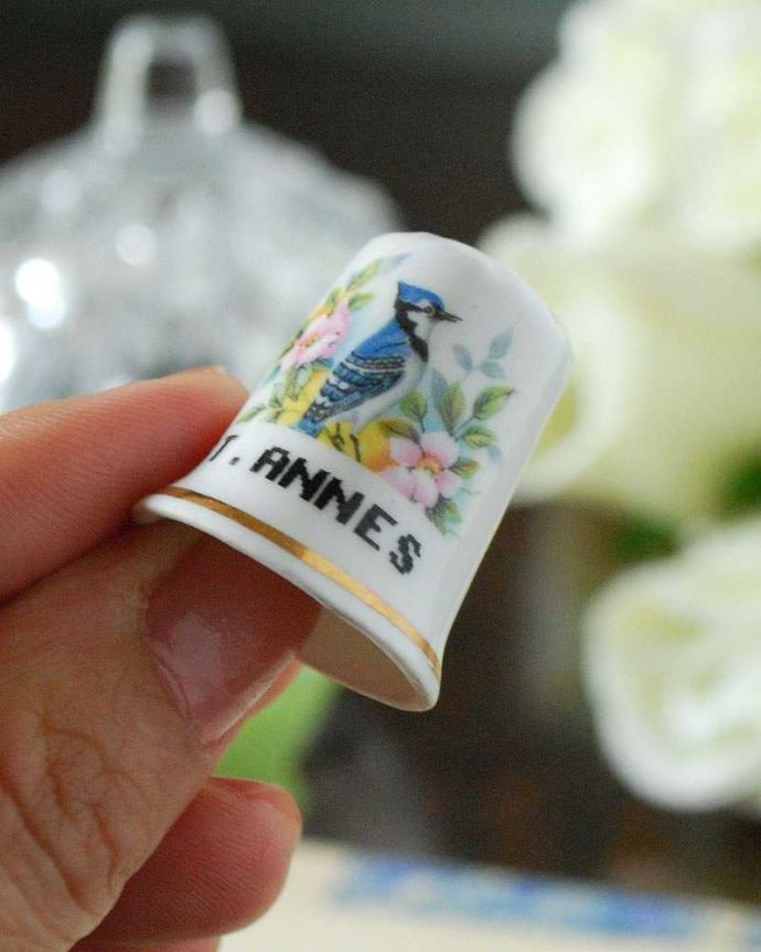 アンティーク 陶磁器の雑貨 アンティーク雑貨 ボーンチャイナのアンティークシンブル(ST.ANNES)。コレクションしたくなる可愛らしさコロンと小さいので、並べてコレクションしたくなる気持ちも分かります。(k-2366-z)