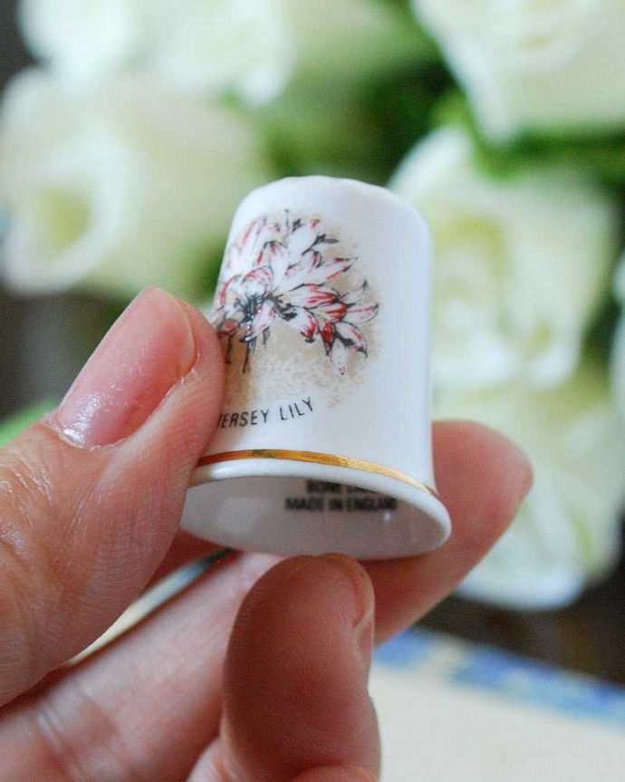 アンティーク 陶磁器の雑貨　アンティーク雑貨　ボーンチャイナのアンティークシンブル（THE JERSEY LILY　百合の花）。コレクションしたくなる可愛らしさコロンと小さいので、並べてコレクションしたくなる気持ちも分かります。(k-2367-z)