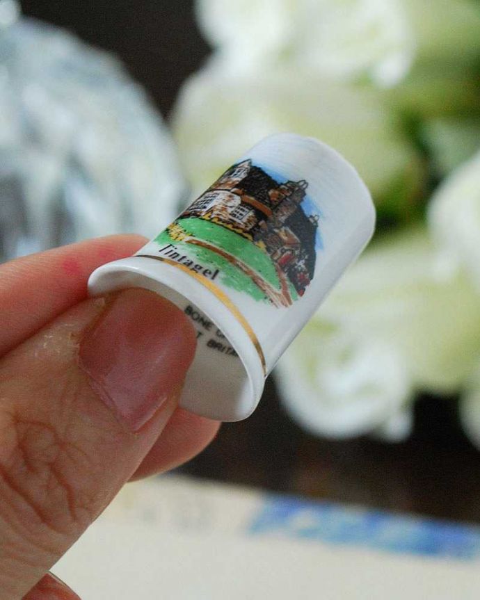 アンティーク 陶磁器の雑貨 アンティーク雑貨 ボーンチャイナのアンティークシンブル(Tintager)。コレクションしたくなる可愛らしさコロンと小さいので、並べてコレクションしたくなる気持ちも分かります。(k-2368-z)
