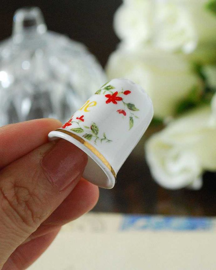 アンティーク 陶磁器の雑貨　アンティーク雑貨　明るいお花が可愛いアンティーク シンブル（June)。コレクションしたくなる可愛らしさコロンと小さいので、並べてコレクションしたくなる気持ちも分かります。(k-2369-z)