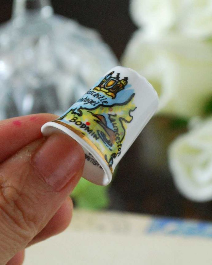 アンティーク 陶磁器の雑貨　アンティーク雑貨　ボーンチャイナのアンティークシンブル（CORMWALL　地図）。コレクションしたくなる可愛らしさコロンと小さいので、並べてコレクションしたくなる気持ちも分かります。(k-2370-z)