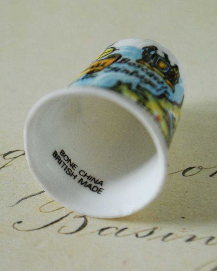 アンティーク 陶磁器の雑貨　アンティーク雑貨　ボーンチャイナのアンティークシンブル（CORMWALL　地図）。キレイなものだけを買い付けていますアンティークは新品ではなので多少のキズ・汚れがある場合がありますが、キレイなものしか買い付けていませんのでご安心下さい。(k-2370-z)