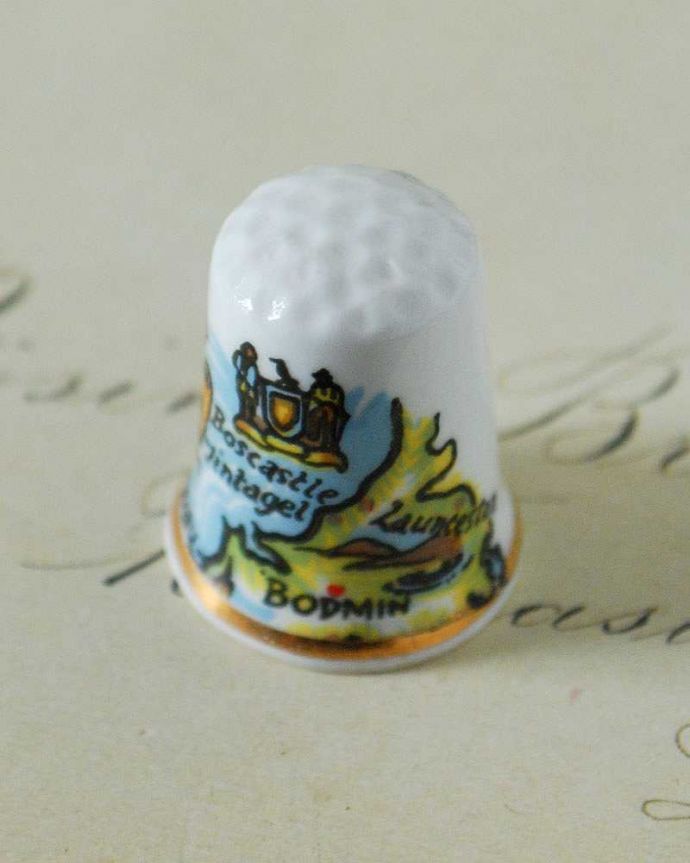 アンティーク 陶磁器の雑貨　アンティーク雑貨　ボーンチャイナのアンティークシンブル（CORMWALL　地図）。女性のためのアンティーク一針一針、縫うために指にはめて使われたシンブル。(k-2370-z)